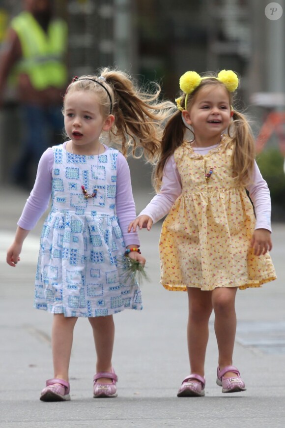 Marion et Tabitha, les jumelles de Sarah Jessica Parker à New York le 10 avril 2013.