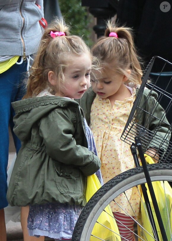 Marion et Tabitha, les jumelles de Sarah Jessica Parker à New York le 13 avril 2013.