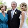 George W. Bush, Laura Bush et leurs filles Barbara et Jenna au mariage de cette dernière le 10 mai 2008 au Texas.