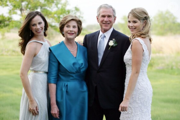 George W. Bush, Laura Bush et leurs filles Barbara et Jenna au mariage de cette dernière le 10 mai 2008 au Texas.