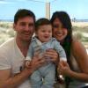 Lionel Messi avec sa compagne Antonella et leur fils Thiago. Photo postée par le joueur sur sa page Facebook, le samedi 13 avril 2013.