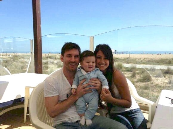 Lionel Messi avec sa compagne Antonella et leur fils Thiago. Photo postée par le joueur sur sa page Facebook, le samedi 13 avril 2013.