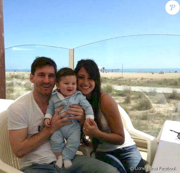Lionel Messi avec sa compagne Antonella et leur fils Thiago. Photo postée par le joueur sur sa page Facebook, le samedi 13 avril 2013.