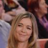 La jolie Hélène Rollès sur le plateau de Vivement Dimanche spécial Noël, sur France 2, le 25 décembre 2011.
