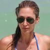 Lauren Stoner, sexy dans son bikini bleu, profite d'une belle après-midi sur une plage à Miami. Le 14 avril 2013.