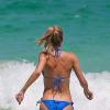Lauren Stoner, sexy dans son bikini bleu, profite d'une belle après-midi sur une plage à Miami. Le 14 avril 2013.