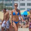 Lauren Stoner, sexy dans son bikini bleu, profite d'une belle après-midi sur une plage à Miami. Le 14 avril 2013.