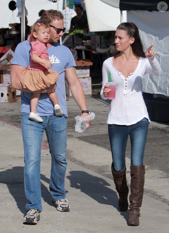 Ian Ziering fait ses courses avec sa femme Erin Ludwig et leur fille Mia au marché de West Hollywood le 7 octobre 2012.