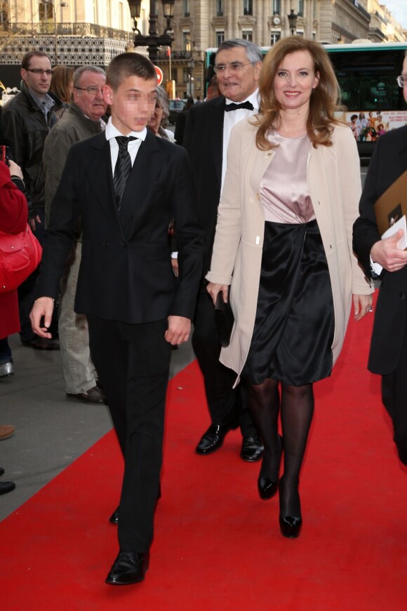 Valérie Trierweiler et son fils cadet Léonard (15 ans) au Palais Garnier pour le Gala des 300 ans de l'école de danse de l'Opera à Paris le 15 avril 2013.