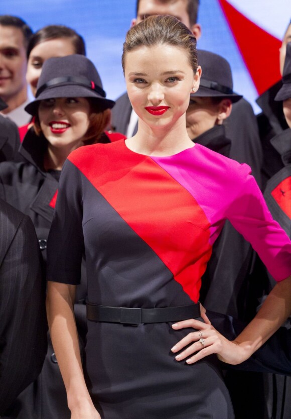Miranda Kerr, ambassadrice de Qantas, dévoile les nouveaux uniformes de la compagnie aérienne au cours d'un défilé spécial à Sydney. Le 15 avril 2013.