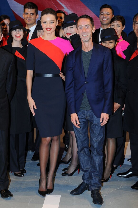 Miranda Kerr, ambassadrice de la compagnie aérienne Qantas, salue les spectateurs de ce défilé spécial avec le créateur Martin Grant. Sydney, le 15 avril 2013.