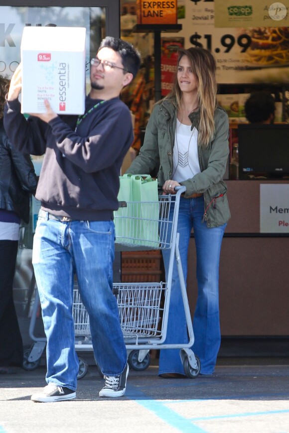 Jessica Alba à Santa Monica le 15 avril 2013 sort d'un supermarché avec un look de printemps au top