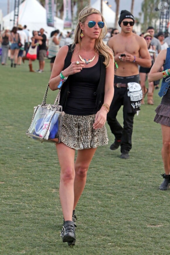Nicky Hilton accessoirise son débardeur et sa petite robe d'un sac transparent Valentino et de bottines Chloé. Indio, le 13 avril 2013.