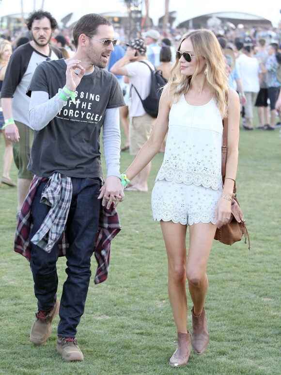 Kate Bosworth et Michael Polish, main dans la main sur la pelouse de l'Empire Polo Club à Indio pour le Festival de Coachella. Le 12 avril 2013.