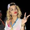 Casquette à l'envers et baskets Superga : Rita Ora se la joue modeuse street à Coachella. Le 13 avril 2013.