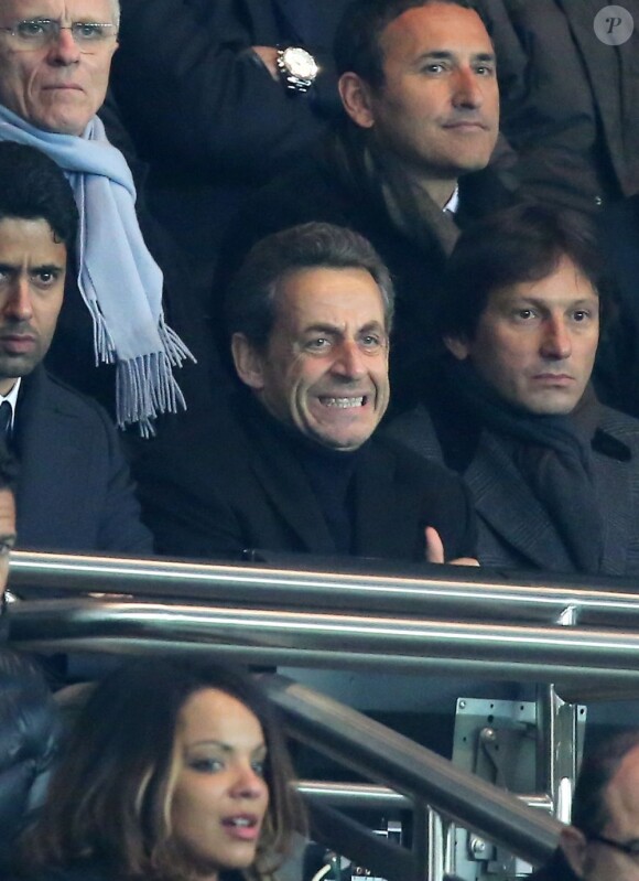 Nicolas Sarkozy entre Leonardo et Nassel al-Khelaifi lors du quart de finale aller de la ligue des Champions entre le Paris Saint-Germain et le FC Barcelone au Parc des Princes à Paris le 2 avril 2013