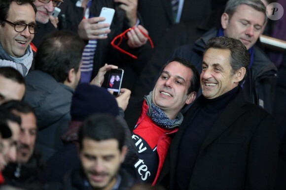 Nicolas Sarkozy entouré de fans lors du quart de finale aller de la ligue des Champions entre le Paris Saint-Germain et le FC Barcelone au Parc des Princes à Paris le 2 avril 2013