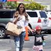 Journée féminine pour Alessandra Ambrosio et sa fille Anja, qui vont dévaliser les boutiques de Santa Monica le 16 avril 2013.