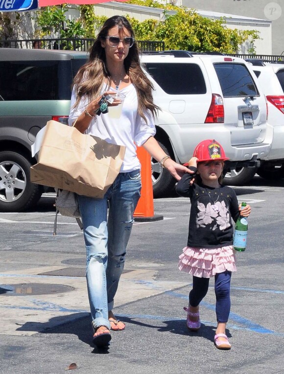 Journée féminine pour Alessandra Ambrosio et sa fille Anja, qui vont dévaliser les boutiques de Santa Monica le 16 avril 2013.