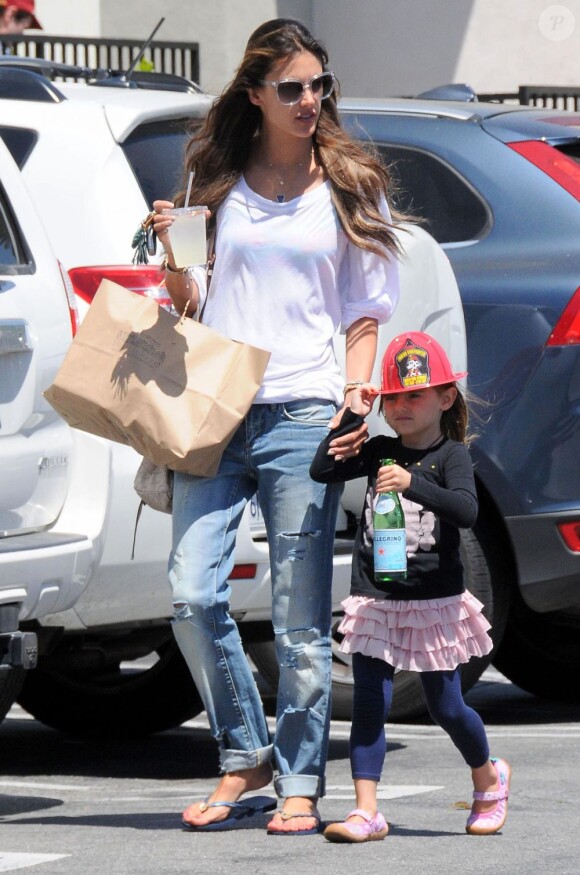 Le top model Alessandra Ambrosio s'accorde un moment de détente avec sa fille Anja, et vont dévaliser les boutiques de Santa Monica le 16 avril 2013.