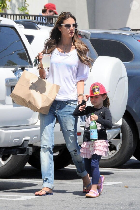 Belle journée pour Alessandra Ambrosio et sa fille Anja, qui vont dévaliser les boutiques de Santa Monica le 16 avril 2013.