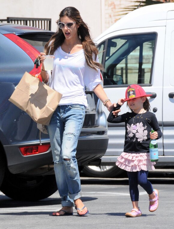 Journée shopping pour le mannequin Alessandra Ambrosio et sa fille Anja, à Santa Monica le 16 avril 2013.