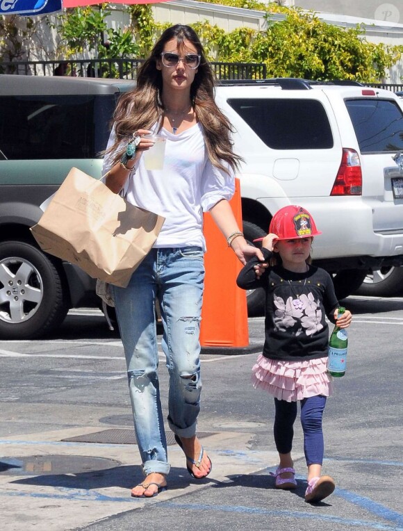 Retour à Los Angeles pour Alessandra Ambrosio. La star et sa fille s'accordent un tête-à-tête à Santa Monica le 16 avril 2013.