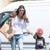 Journée féminine pour Alessandra Ambrosio et sa fille Anja, qui vont dévaliser les boutiques de Santa Monica le 16 avril 2013.