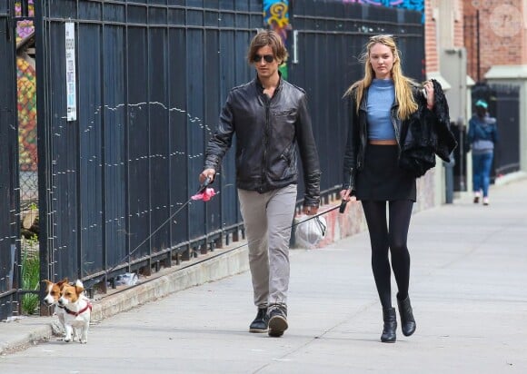Journée tranquille pour Candice Swanepoel et son petit ami Hermann Nicoli, qui se baladent avec leur chien à New York, le 16 avril 2013.