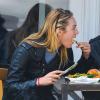 Candice Swanepoel s'autorise un bon repas avec son petit ami Hermann Nicoli à New York, le 16 avril 2013.