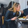 Candice Swanepoel s'autorise un bon repas avec son petit ami Hermann Nicoli à New York, le 16 avril 2013.