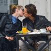 Candice Swanepoel et son petit ami Hermann Nicoli se promeènent avec leur chien à New York, le 16 avril 2013. Ils sont ensuite allés déjeuner au restaurant.
