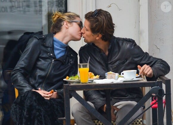 Candice Swanepoel et son petit ami Hermann Nicoli se promeènent avec leur chien à New York, le 16 avril 2013. Ils sont ensuite allés déjeuner au restaurant.
