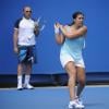 Marion Bartoli s'entraîne sous les yeux son père Walter Bartoli durant l'Open d'Australie à Melbourne le 12 janvier 2013