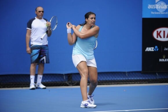 Marion Bartoli s'entraîne sous les yeux son père Walter Bartoli durant l'Open d'Australie à Melbourne le 12 janvier 2013