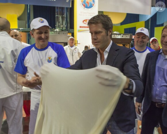 Emmanuel-Philibert de Savoie tourne sa dernière émission télé lors du championnat du monde de pizza, à Parme, le 17 avril 2013