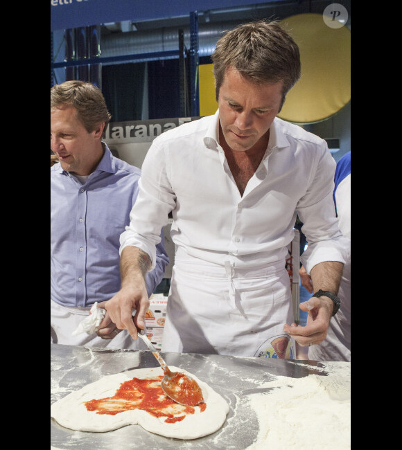 Emmanuel-Philibert de Savoie tourne sa dernière émission télé lors du championnat du monde de pizza, à Parme, le 17 avril 2013