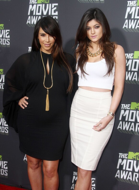 Kim Kardashian, enceinte et sa petite soeur Kylie Jenner lors des MTV Movie Awards à Los Angeles, le 14 avril 2013.