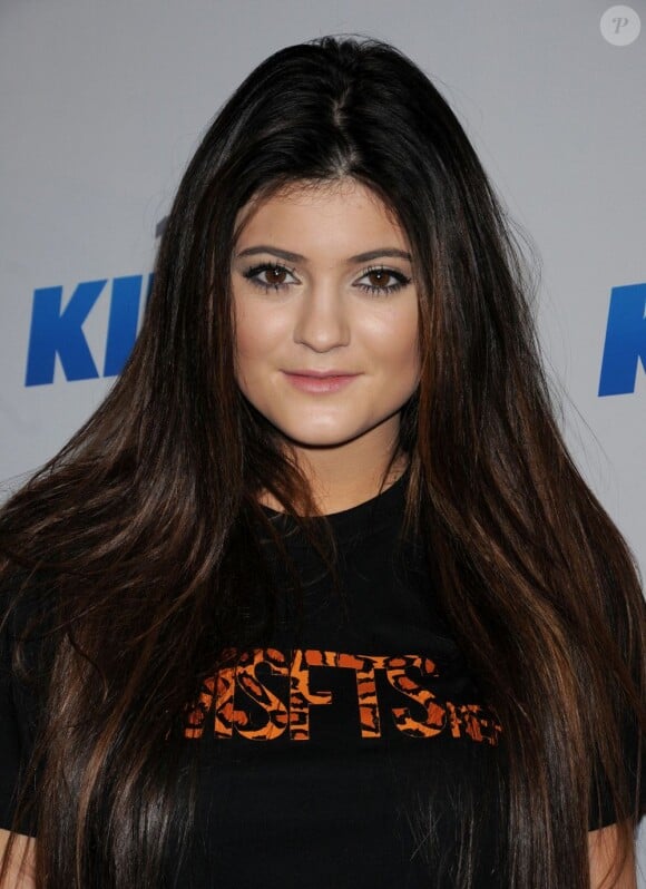 Kylie Jenner porte un t-shirt MSFTS, la marque de Jaden Smith, lors du KIIS FM's 2012 Jingle Ball à Los Angeles. Le 12 décembre 2013.