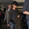 Halle Berry, enceinte, quitte l'aéroport de Los Angeles, le 18 avril 2013.