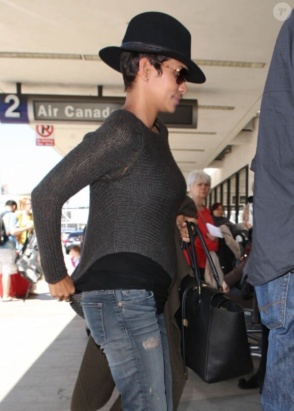 L'actrice Halle Berry, enceinte, quitte l'aéroport de Los Angeles, le 18 avril 2013.