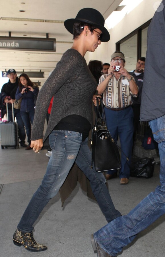 Halle Berry, enceinte, à l'aéroport de Los Angeles, le 18 avril 2013.