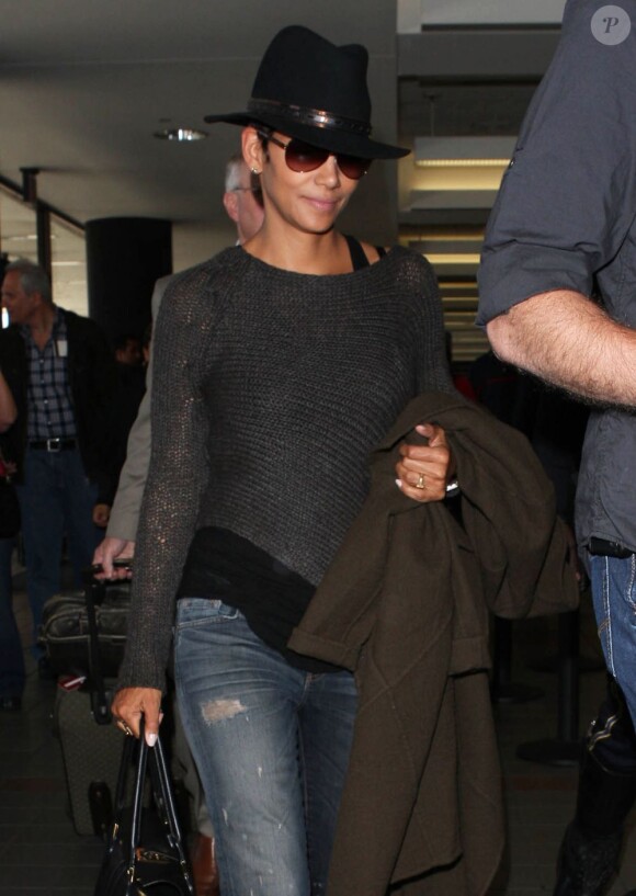 Halle Berry, enceinte, quitte l'aéroport LAX de Los Angeles, le 18 avril 2013.