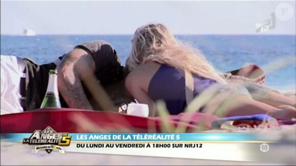 Le premier bisou entre Aurélie et Benjamin dans Les Anges de la télé-réalité 5 sur NRJ12
