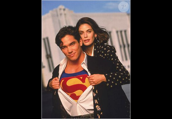 Dean Cain a endossé le costume de Superman au côté de Teri Hatcher dans la série Loïs et Clark : les aventures de Superman, de 1993 à 1997.