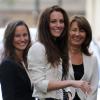 Kate Middleton avec sa soeur Pippa et leur mère Carol le 28 avril 2011 à Londres, à la veille de son mariage avec le prince William. La duchesse de Cambridge, après la naissance de son premier enfant en juillet 2013, a prévu d'aller vivre quelques semaines avec le bébé chez ses parents dans le Berkshire.