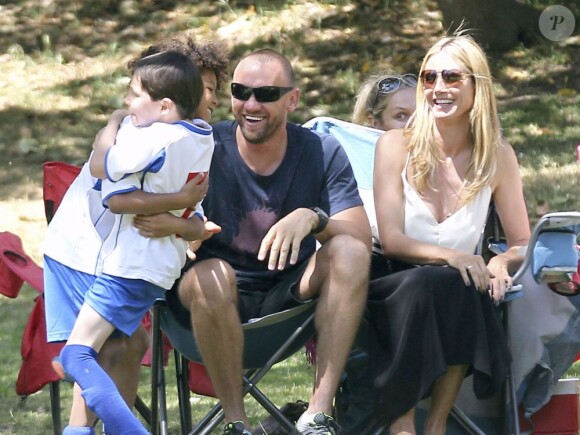 Heidi Klum et Martin Kirsten assistent à un match de foot des enfants Leni, Henry, Johan et Lou à Brentwood, le 20 avril 2013.