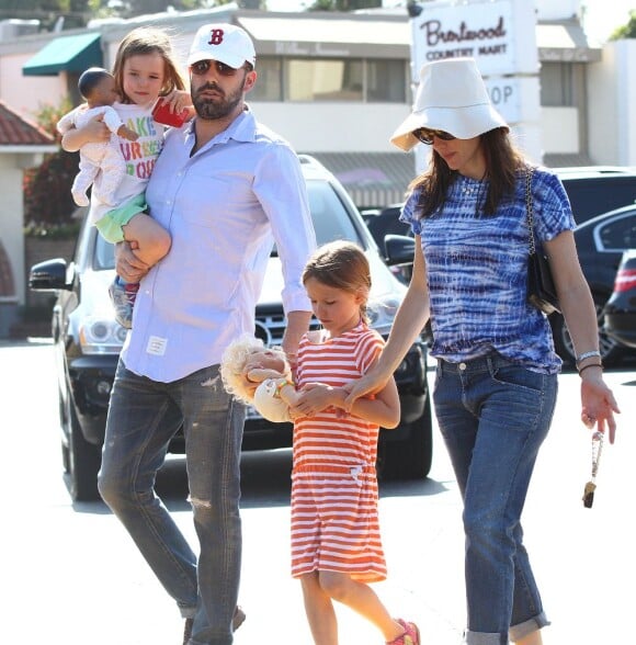 La famille presque au complet : Ben Affleck et Jennifer Garner ont emmené leurs deux filles Violet, 7 ans, et Seraphina, 4 ans au célèbre Country Mart de Brentwood, le 20 avril 2013