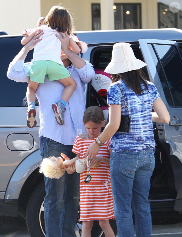 Ben Affleck et Jennifer Garner ont emmené leurs deux filles Violet, 7 ans, et Seraphina, 4 ans au célèbre Country Mart de Brentwood, le 20 avril 2013