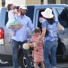 Ben Affleck et Jennifer Garner ont emmené leurs deux filles Violet, 7 ans, et Seraphina, 4 ans au célèbre Country Mart de Brentwood, le 20 avril 2013
